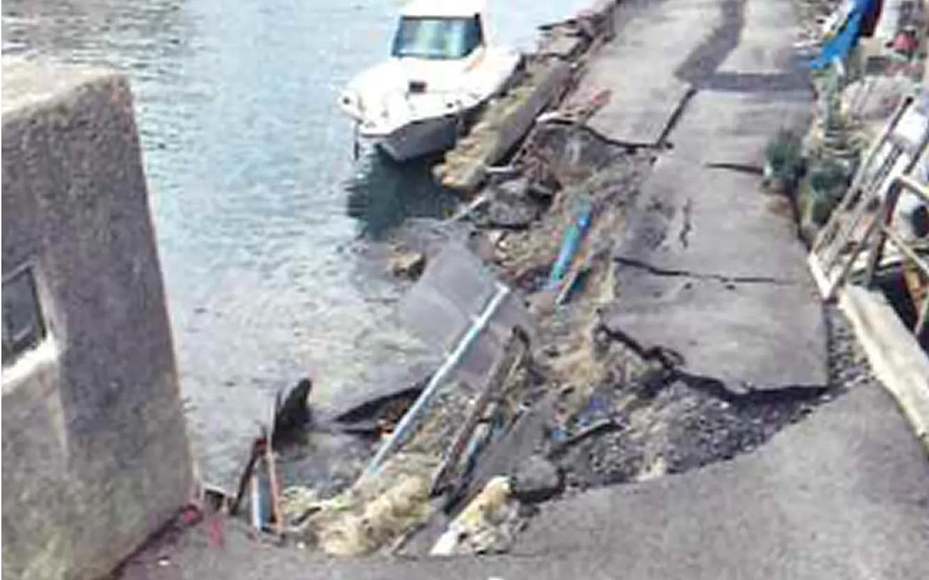 右岸下流側の護岸崩壊状況